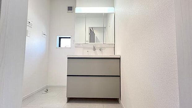 洗面化粧台です。朝の身支度から1日が始まります。