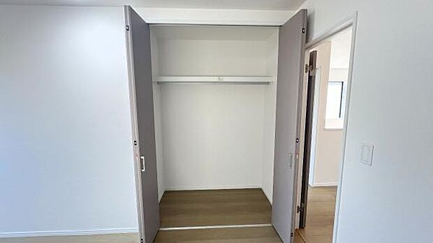 いつでもお部屋をスッキリお使い頂ける収納スペースを設置。