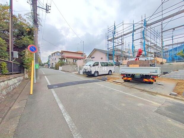 前面道路を含めた現地写真です。