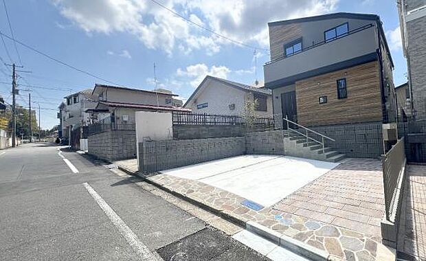 前面道路を含めた現地写真です。