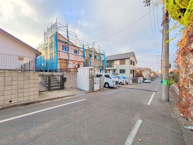 前面道路を含めた現地写真です。