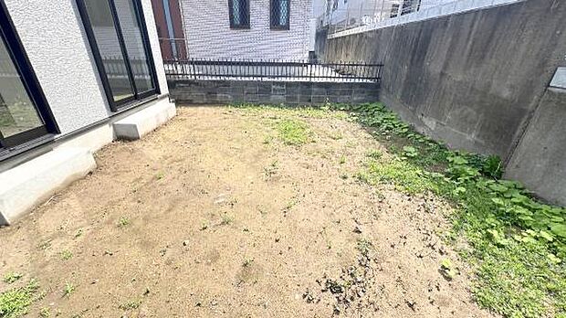 お庭スペースは、ガーデニングやお子様との外遊びなど多彩な用途でお楽しみいただけます。