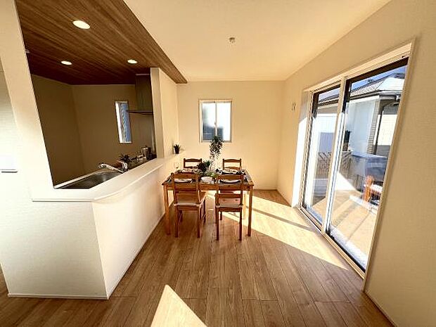 ご家族の温かい時間を演出するダイニングスペースです。