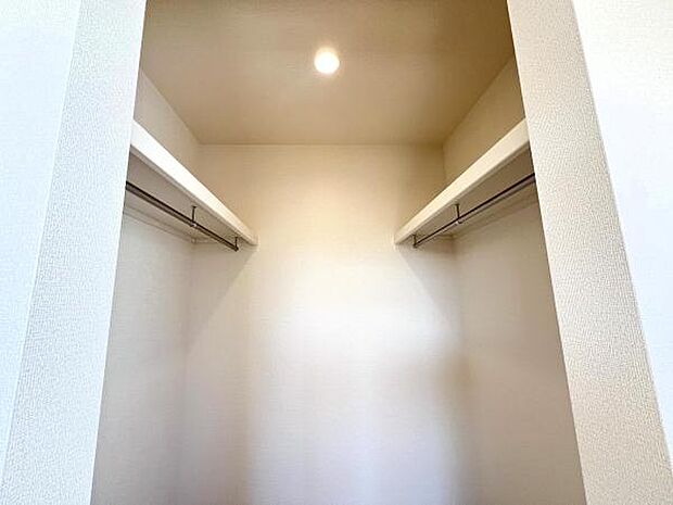 ウォークインクローゼットがあり収納スペースも豊富。季節物もスッキリ片付きそうです。