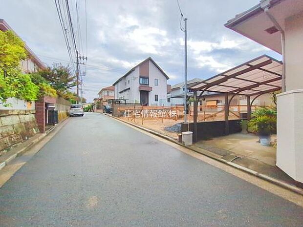 前面道路を含めた現地写真です。