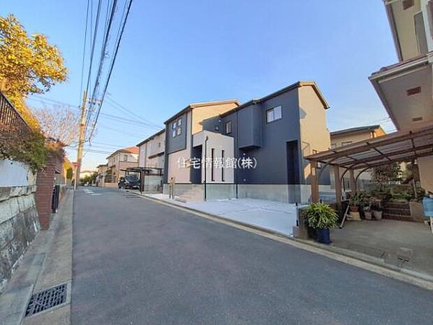 前面道路を含めた現地写真です。