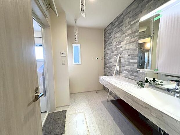 脱衣所は小さなお子様がいるご家庭にも重宝されます。