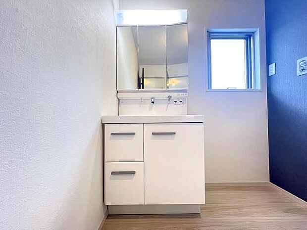 洗面化粧台です。朝の身支度から1日が始まります。