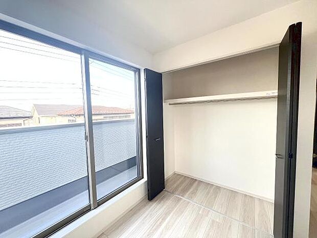 いつでもお部屋をスッキリお使い頂ける収納スペースを設置。