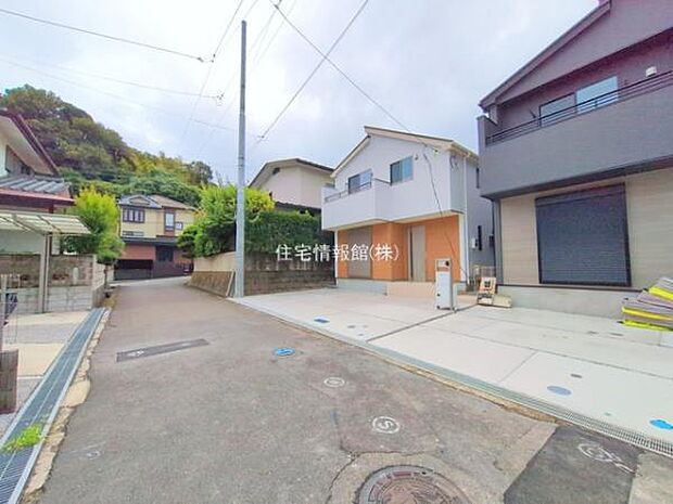 前面道路を含めた現地写真です。