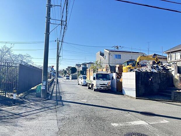 前面道路を含めた現地写真です。