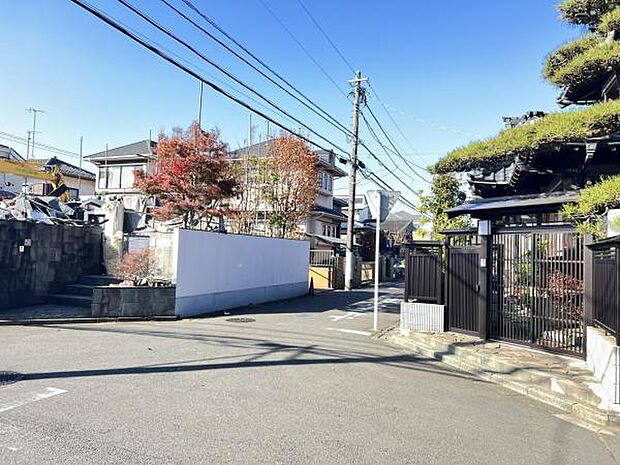 前面道路を含めた現地写真です。