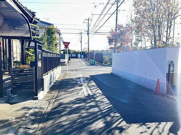 前面道路を含めた現地写真です。