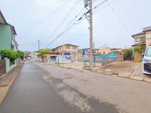 前面道路を含めた現地写真です。