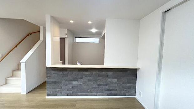 お食事中もキッチンと会話が楽しめるダイニングスペース。