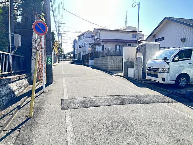 前面道路を含めた現地写真です。