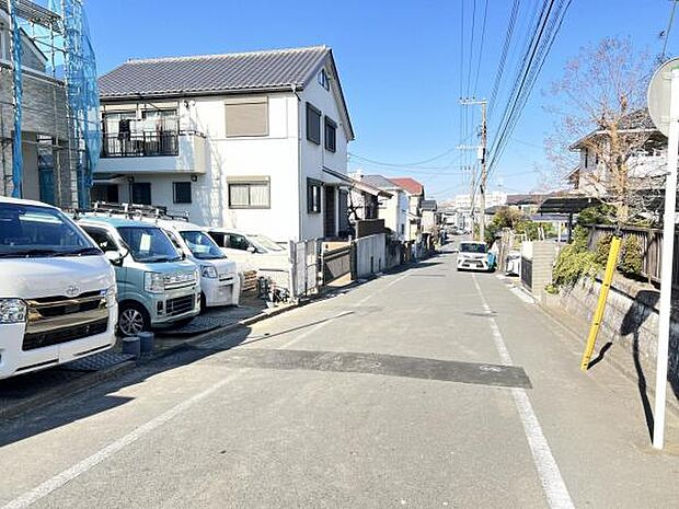 前面道路を含めた現地写真です。