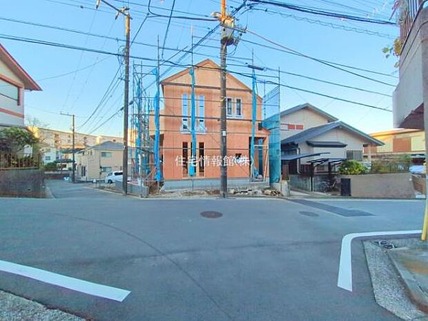 前面道路を含めた現地写真です。