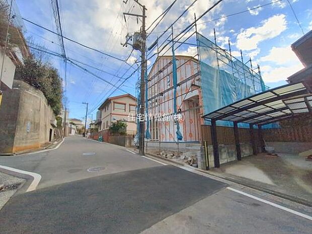 前面道路を含めた現地写真です。