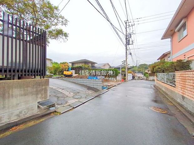 前面道路を含めた現地写真です。