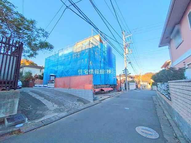 前面道路を含めた現地写真です。