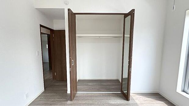 いつでもお部屋をスッキリお使い頂ける収納スペースを設置。