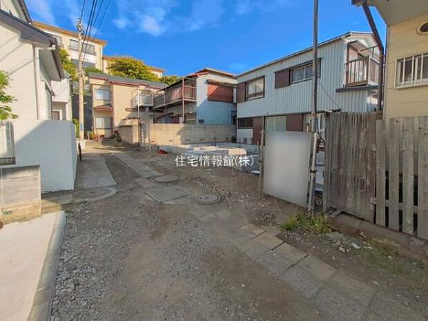 前面道路を含めた現地写真です。