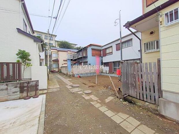 前面道路を含めた現地写真です。