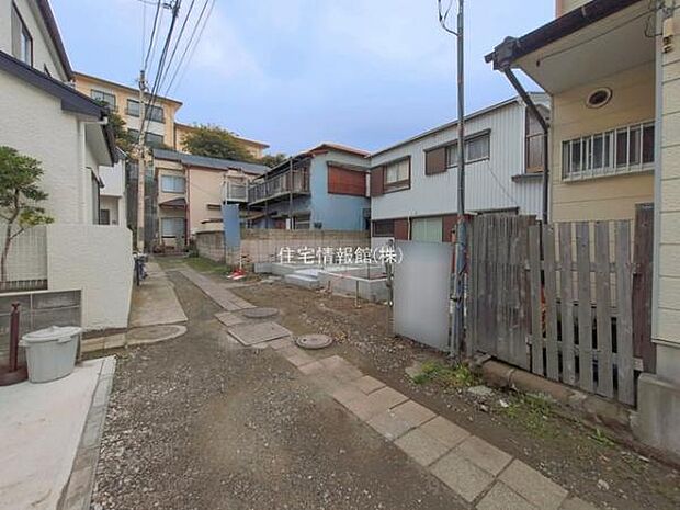 前面道路を含めた現地写真です。