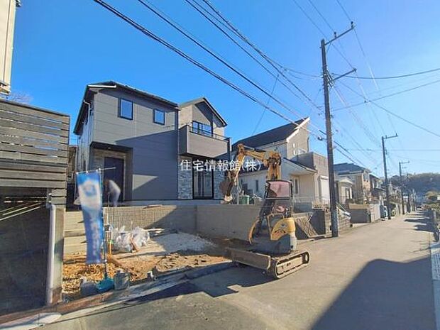 前面道路を含めた現地写真です。