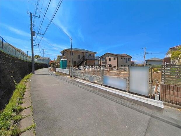 前面道路を含めた現地写真です。