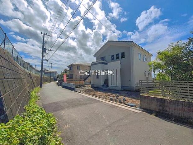 前面道路を含めた現地写真です。