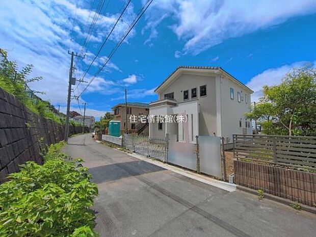 前面道路を含めた現地写真です。