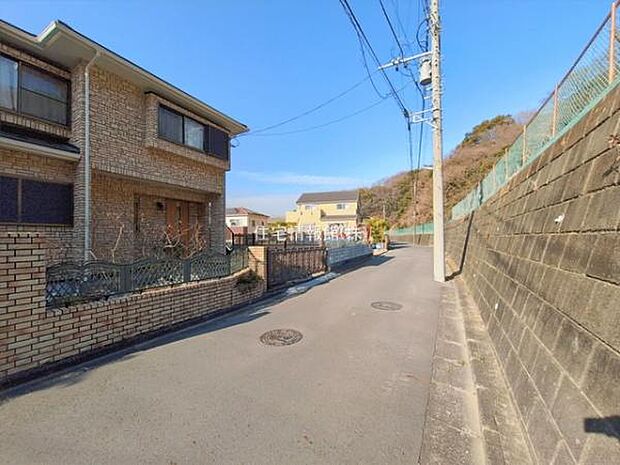 前面道路を含めた現地写真です。