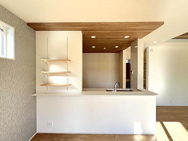 お食事中もキッチンと会話が楽しめるダイニングスペース。