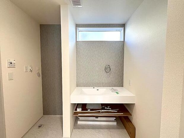 洗面化粧台です。朝の身支度から1日が始まります。