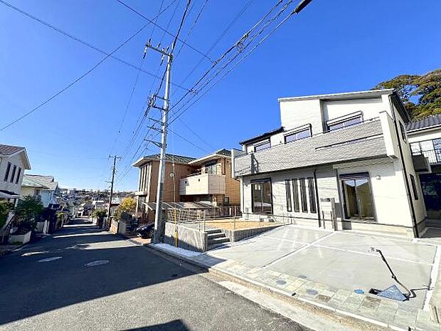 前面道路を含めた現地写真です。