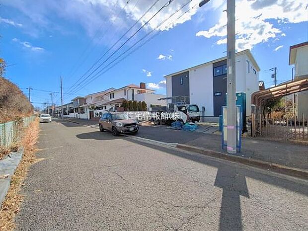 前面道路を含めた現地写真です。