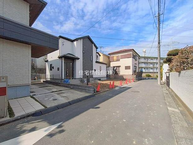 前面道路を含めた現地写真です。