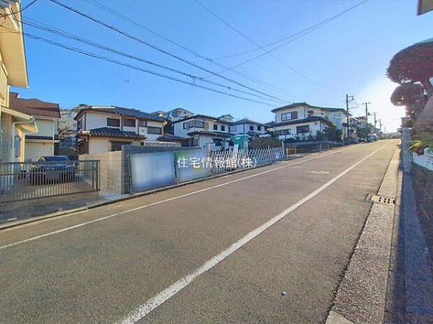 前面道路を含めた現地写真です。