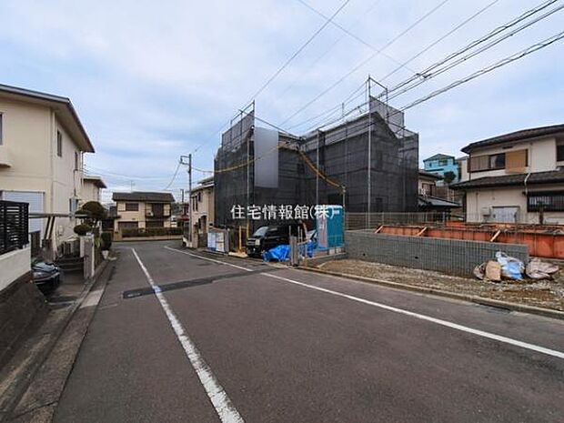 前面道路を含めた現地写真です。