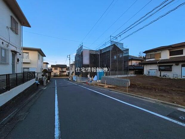 前面道路を含めた現地写真です。