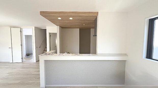 お食事中もキッチンと会話が楽しめるダイニングスペース。