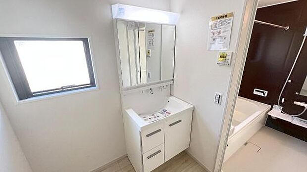 洗面化粧台です。朝の身支度から1日が始まります。