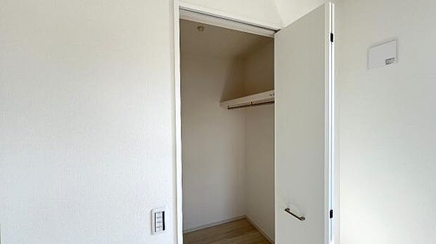 ウォークインクローゼットがあり収納スペースも豊富。季節物もスッキリ片付きそうです。