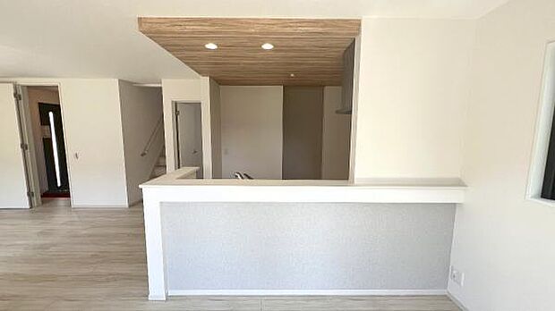 お食事中もキッチンと会話が楽しめるダイニングスペース。