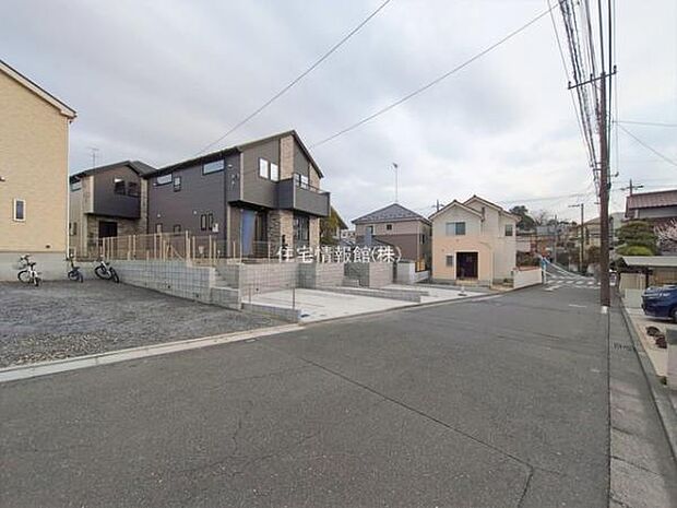 前面道路を含めた現地写真です。