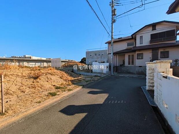 前面道路を含めた現地写真です。