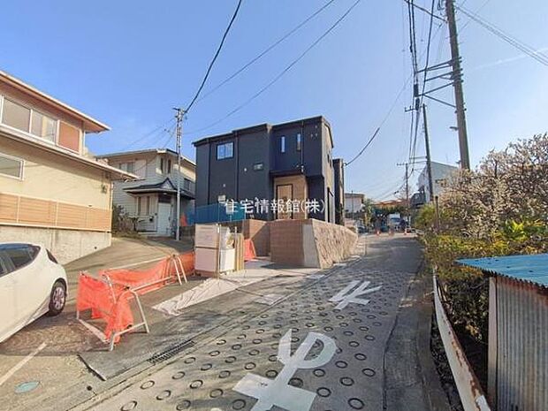 前面道路を含めた現地写真です。