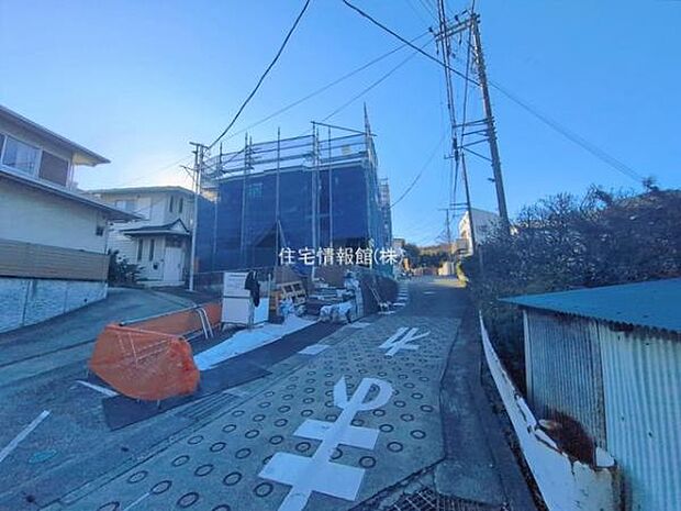 前面道路を含めた現地写真です。